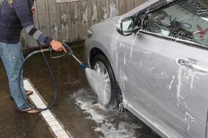 limpieza de lavado de autos con espuma y agua a alta presión foto