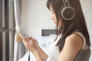 mujer con auriculares escuchando música foto