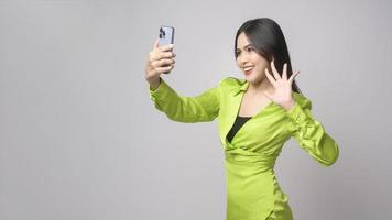 hermosa mujer con smartphone sobre fondo blanco, concepto de tecnología. foto