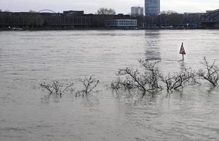 clima extremo - zona peatonal inundada en colonia, alemania foto