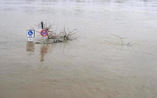 clima extremo - zona peatonal inundada en colonia, alemania foto