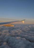 hermosa vista sobre las nubes desde la ventana de un avión foto