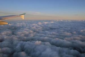 hermosa vista sobre las nubes desde la ventana de un avión foto