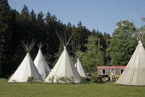 tipis en un camping en un bosque en Alemania foto