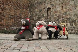 osos de peluche gigantes sentados en una calle antigua en berlín, alemania foto