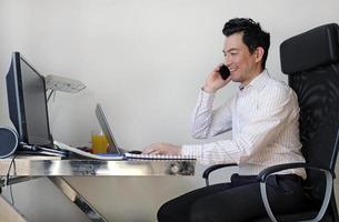 hombre trabajando desde casa con una laptop en un escritorio foto