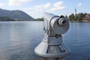telescopio en la costa del lago schliersee en baviera, alemania foto