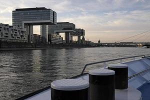 colonia, alemania, 2022 - puesta de sol sobre el agua vista desde un barco en el río rin cerca de colonia, alemania foto