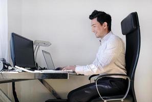 hombre trabajando desde casa con una laptop en un escritorio foto