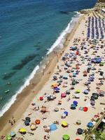 vista aérea del paisaje de la costa calabresa en italia, se puede ver el puerto de gioa tauro y los países vecinos, reportaje de viaje foto