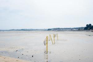 red deportiva en la playa durante la marea baja. nadie. bretaña, francia foto