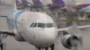 Bangkok, Thaïlande 11 novembre 2017 - Bangkok Airways Airbus 320 en service sur l'aéroport de Suvarnabhumi video