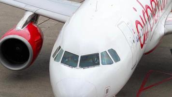 dusseldorf, alemania 23 de julio de 2017 - airberlin airbus a320 d abdy preparándose para la salida y el remolque. aeropuerto de dusseldorf, lapso de tiempo video