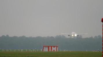 dusseldorf, alemania 24 de julio de 2017 - eurowings airbus 320 d aewl acercándose y aterrizando bajo la lluvia. aeropuerto de düsseldorf video