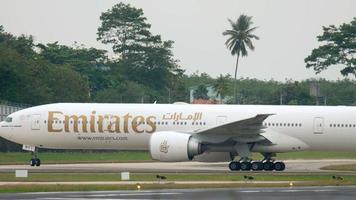 phuket, tailândia 26 de novembro de 2017 - emirados boeing 777 a6 eny, taxiando após o desembarque no aeroporto internacional de phuket video