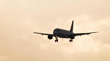 avion de ligne commercial volant au-dessus d'un ciel dramatique dans une belle lumière du coucher du soleil. notion de voyage video