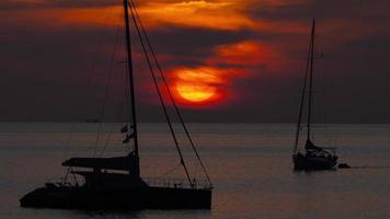 pôr do sol sobre a paisagem do oceano, praia de nai harn, phuket, tailândia video