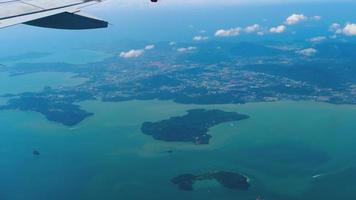 das flugzeug, das vor der landung des flughafens von singapur absteigt, blick aus dem flugzeug-bullauge. video