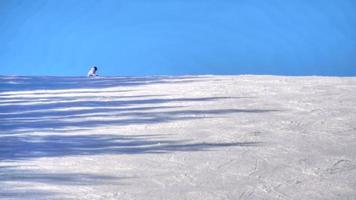 turisti rilassare a il montagne sciare ricorrere belokurikha, lento movimento. hdr metraggio video