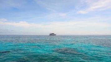 bateau de plongée près de l'île de ko miang, îles similan, thaïlande video