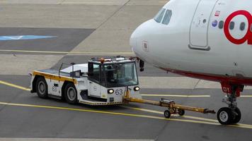 Düsseldorf, Tyskland juli 23, 2017 - airberlin flygbuss a320 d abdy bogsering innan avresa. Düsseldorf flygplats video