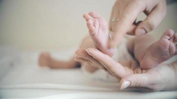 voeten van de pasgeboren baby video