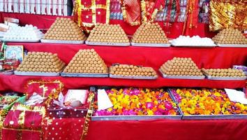 dulces indios y mithai en una bandeja foto