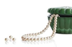 collar de perlas blancas foto