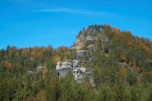 rocas de arenisca en el bosque foto