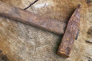viejo martillo y madera foto