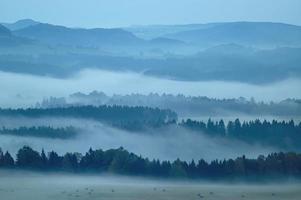 paisaje montañoso con niebla foto