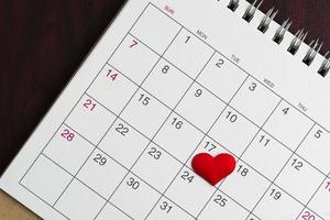 forma de corazón rojo en la fecha del día 17 en el calendario. foto