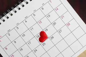 forma de corazón rojo en la fecha del día 18 en el calendario. foto