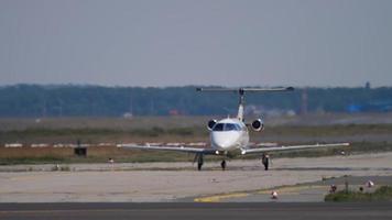 Francoforte sul Meno, Germania 18 luglio 2017 - jet privato embraer phenom 100 cs dvs su executive at runway18. fraport, francoforte, germania video