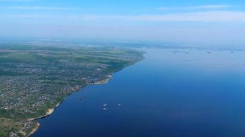 het vliegtuig dat afdaalt voor de landing van de luchthaven van kazan, de volga-rivier, de russische federatie. video