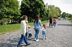 madre con niños caminando cerca del castillo de bratislava, eslovaquia. foto