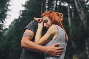 hombre y mujer en la naturaleza foto