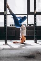 retrato de una joven atractiva haciendo ejercicio de yoga o pilates foto