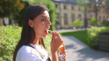 belleza joven mujer feliz en el parque, comiendo helado, disfrutando de las vacaciones de verano de la vida foto