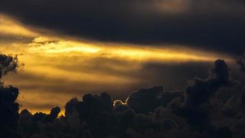 aereo Visualizza di bellissimo Alba cielo con nuvole su un' estate giorno. tempo periodo di nuvole sopra il d'oro cielo con il sole splendente. cielo natura sfondo. video