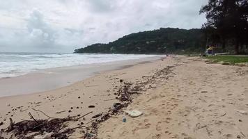 lixo plástico usado sujo e galhos secos na praia. problema de lixo de lixo derramado na areia da praia causado pelo homem. conceitos ambientais e de ecologia. video