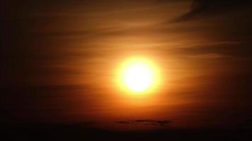 vista aérea de un hermoso amanecer en una montaña tropical temprano en la mañana. capas de montañas en tailandia. paisaje de fondo de la naturaleza en movimiento. video