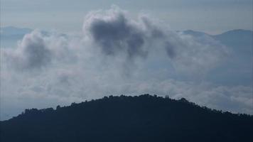 vista aérea do mar de nevoeiro nas montanhas tropicais no início da manhã. camadas de montanhas na tailândia. paisagem de fundo de natureza em movimento. video