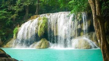 cenário natural de belas cachoeiras erawan em um ambiente de floresta tropical e água esmeralda clara. natureza incrível para aventureiros parque nacional erawan, tailândia video