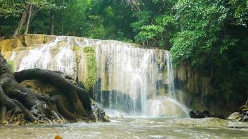 Naturkulisse mit wunderschönen Erawan-Wasserfällen in einer tropischen Regenwaldumgebung und klarem smaragdgrünem Wasser. erstaunliche natur für abenteurer erawan nationalpark, thailand