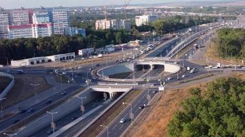 antenne visie van een meerdere niveaus weg knooppunt en woon- gebouwen in de achtergrond. video