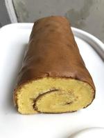 bolu gulung o roll cake es un tipo de bizcocho enrollado relleno de crema batida, mermelada o glaseado. foto