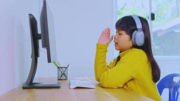 le ragazze asiatiche studiano online e guardano il tablet a casa video