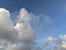 muy hermoso cielo y nubes foto