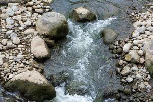 flujo del río en el pueblo foto